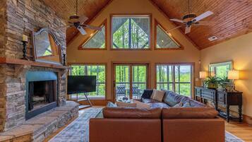 Nhà, nhiều giường, sân hiên, quang cảnh núi (Crystal Mountain Lodge) | Khu phòng khách | Lò sưởi
