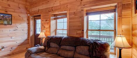 Cabane, plusieurs lits, bain à remous, vue montagne (A Happy Roost) | Coin séjour
