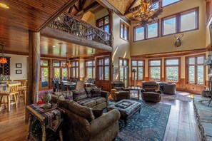 Ferienhaus, Mehrere Betten, Whirlpool, Bergblick (Overlook Estate in The Farm) | Wohnbereich | Kamin