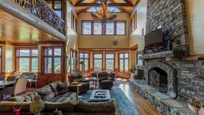 منزل - عدة أسرّة - بمغطس ساخن - منظر للجبل (Overlook Estate in The Farm) | منطقة المعيشة | مدفأة