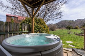 Kabin, Beberapa Tempat Tidur, hot tub, pemandangan gunung (Andrews River Haven) | Bathtub spa pribadi