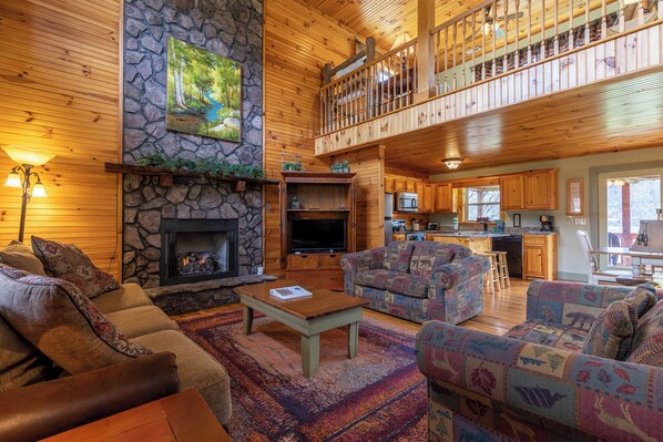 小屋, 多張床, 熱水浴缸, 山景 (Andrews River Haven) | 起居區