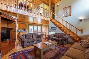 小屋, 多張床, 熱水浴缸, 山景 (Andrews River Haven) | 起居區