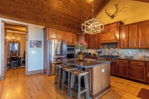 Cabana, várias camas, banheira de imersão, vista para a montanha (Buckhorn Lodge) | Cozinha privada | Cafeteira/chaleira