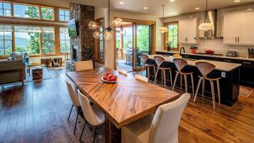House, Multiple Beds, Hot Tub, Mountain View (Mountain Vistas at Eagles Nest) | Dining