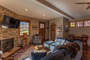 Cabaña, varias camas, bañera de hidromasaje, vistas a la montaña (Moonlight View at Eagles Nest) | Zona de estar