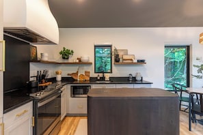 Casa, 1 cama King e sofá-cama, banheira de imersão, vista para a montanha (Little Bear Escape ) | Cozinha privada | Cafeteira/chaleira
