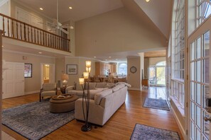 하우스, 침대(여러 개), 온수 욕조, 산 전망 (Mountain Gem) | 거실 공간 | 벽난로