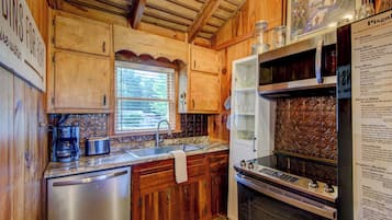 Rumah, Beberapa Tempat Tidur, patio, pemandangan gunung (Pisgah Heights) | Dapur pribadi | Mesin pembuat kopi/teh