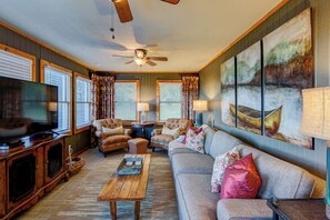 Nhà, nhiều giường, sân hiên, quang cảnh núi (Pisgah Heights) | Khu phòng khách | Lò sưởi 