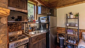 Mökki, 1 keskisuuri parisänky, patio, vuoristonäköala (Red Wolf Chalet at Eagles Nest) | Yksityinen keittiö | Kahvin-/teenkeitin