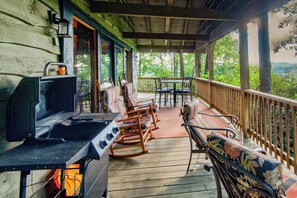 Outdoor dining - Crystal View (Boone)
