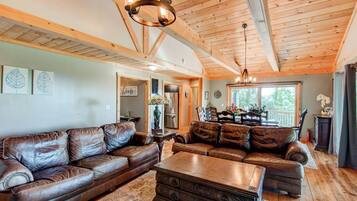 House, Multiple Beds, Patio, Mountain View (Crystal View) | Living area | Fireplace