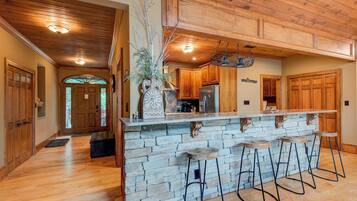 House, Multiple Beds, Hot Tub, Mountain View (The Bird's Nest at Sugar Mountain) | Interior
