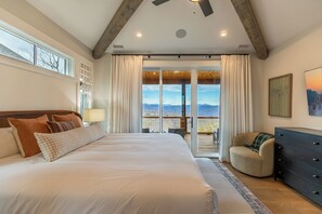 独立别墅, 多张床, 热水浴缸, 山景 (The Overlook at Blue Ridge Mountain) | 4 多间卧室、特色装修、特色家居、床单