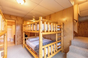 Hus - flera sängar - uteplats - utsikt mot bergen (Cozy Bear Cabin) | 3 sovrum, individuell inredning, unika möbler och sängkläder
