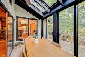 Casa, várias camas, varanda, vista para a montanha (Deerwood Manor) | Opções para refeição