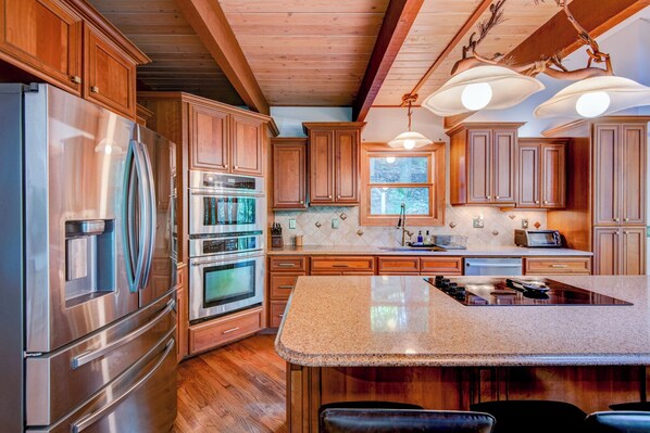 Casa, várias camas, varanda, vista para a montanha (Deerwood Manor) | Cozinha privada | Cafeteira/chaleira