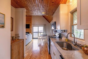 Hus - flera sängar - bubbelpool - utsikt mot bergen (Calling Me Home) | Eget kök | Kaffe- och tebryggare