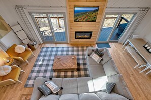 Hus - flera sängar - bubbelpool - utsikt mot bergen (Calling Me Home) | Vardagsrum | Eldstad