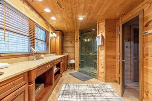 Bathroom - The Cedar Wood Lodge (Vilas)
