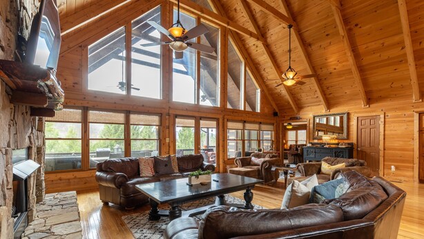 Hytte, flere senger, spabadekar, fjellutsikt (The Cedar Wood Lodge) | Oppholdsområde