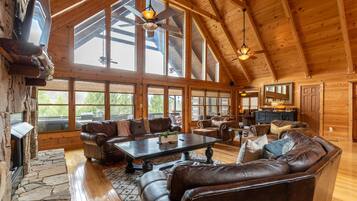 Kabin, Beberapa Tempat Tidur, hot tub, pemandangan gunung (The Cedar Wood Lodge) | Area keluarga