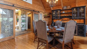 Hytte, flere senger, spabadekar, fjellutsikt (The Cedar Wood Lodge) | Spiseområde på rommet