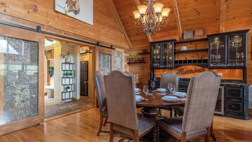 Kabin, Beberapa Tempat Tidur, hot tub, pemandangan gunung (The Cedar Wood Lodge) | Makan di kamar