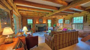 Cabin, Multiple Beds, Hot Tub, Mountain View (Winds Aloft) | Living area
