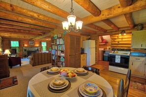 เคบิน, หลายเตียง, อ่างน้ำร้อน, วิวภูเขา (Winds Aloft) | ร้านอาหาร