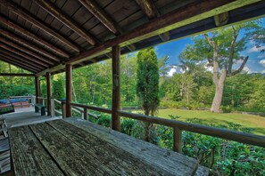 Outdoor dining - Winds Aloft (Newland)