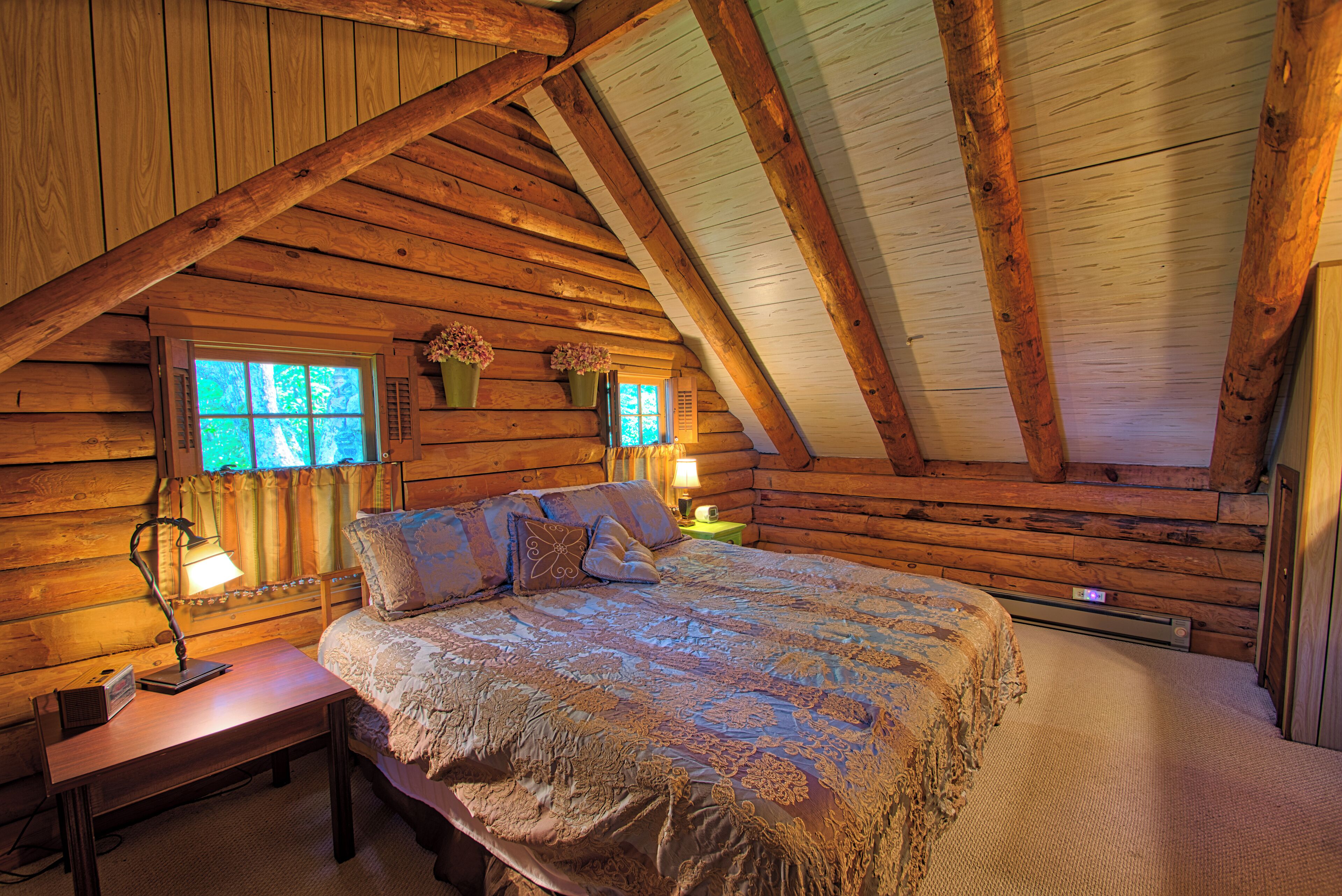 2 bedrooms, individually decorated, individually furnished, bed sheets