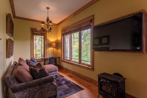 ハウス ベッド (複数台) スパ浴槽 マウンテンビュー (Homestead Lodge at Eagles Nest ) | リビング エリア | 暖炉