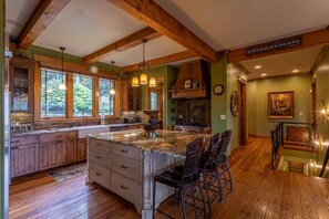 Ferienhaus, Mehrere Betten, Whirlpool, Bergblick (Homestead Lodge at Eagles Nest ) | Eigene Küche | Wasserkocher mit Kaffee-/Teezubehör