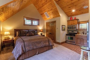 Hus - flera sängar - bubbelpool - utsikt mot bergen (Homestead Lodge at Eagles Nest ) | 6 sovrum, individuell inredning, unika möbler och sängkläder