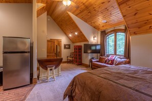 Hus, flere senger, spabadekar, fjellutsikt (Homestead Lodge at Eagles Nest ) | 6 soverom, individuelt dekorert, individuelt innredet og sengetøy