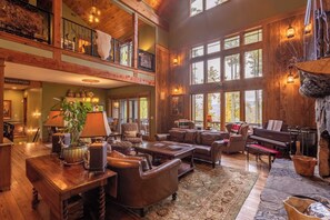 Hus - flera sängar - bubbelpool - utsikt mot bergen (Homestead Lodge at Eagles Nest ) | Interiör