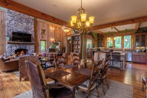 Hus, flere senger, spabadekar, fjellutsikt (Homestead Lodge at Eagles Nest ) | Spiseområde