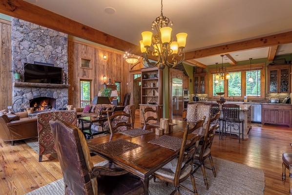 Ferienhaus, Mehrere Betten, Whirlpool, Bergblick (Homestead Lodge at Eagles Nest ) | Speisen