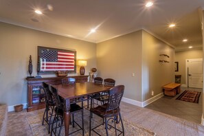 Ferienhaus, Mehrere Betten, Whirlpool, Bergblick (Homestead Lodge at Eagles Nest ) | Speisen