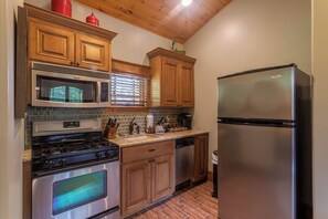 Hus - flera sängar - bubbelpool - utsikt mot bergen (Homestead Lodge at Eagles Nest ) | Eget kök | Kaffe- och tebryggare