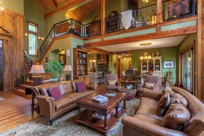 Living area - Homestead Lodge at Eagles Nest (Banner Elk)