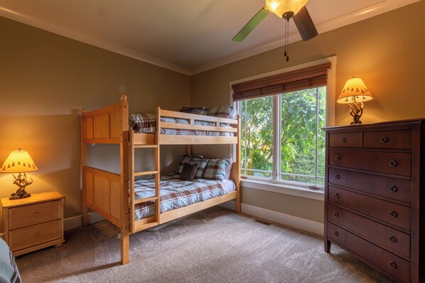 ハウス ベッド (複数台) スパ浴槽 マウンテンビュー (Homestead Lodge at Eagles Nest ) | 6 室のベッドルーム、客室ごとに異なる装飾、客室ごとに異なるインテリア、ベッドシーツ