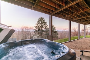 Outdoor spa tub - Aspen Memories (Blowing Rock)