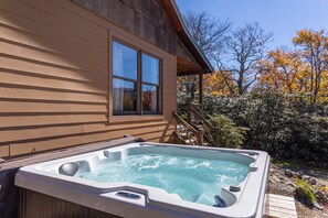 Hus - flera sängar - bubbelpool - utsikt mot bergen (Heaven's View) | Bubbelpool utomhus