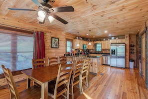 Cabin, Multiple Beds, Hot Tub, Mountain View (1 Awesome Skyview) | Dining - 1 Awesome Skyview (Vilas)