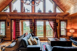 小屋, 多張床, 熱水浴缸, 山景 (1 Awesome Skyview) | 客廳 | 壁爐