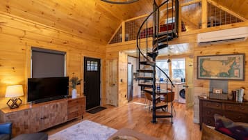 Nhà, 1 giường cỡ queen và sofa giường, sân hiên, quang cảnh núi (Retreat at Riverbend) | Khu phòng khách