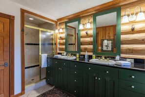 Cabaña, varias camas, patio, vista a la montaña (Bear Lodge at Misty Mountain) | Baño | Amenidades de baño de diseñador, toallas, papel de baño 